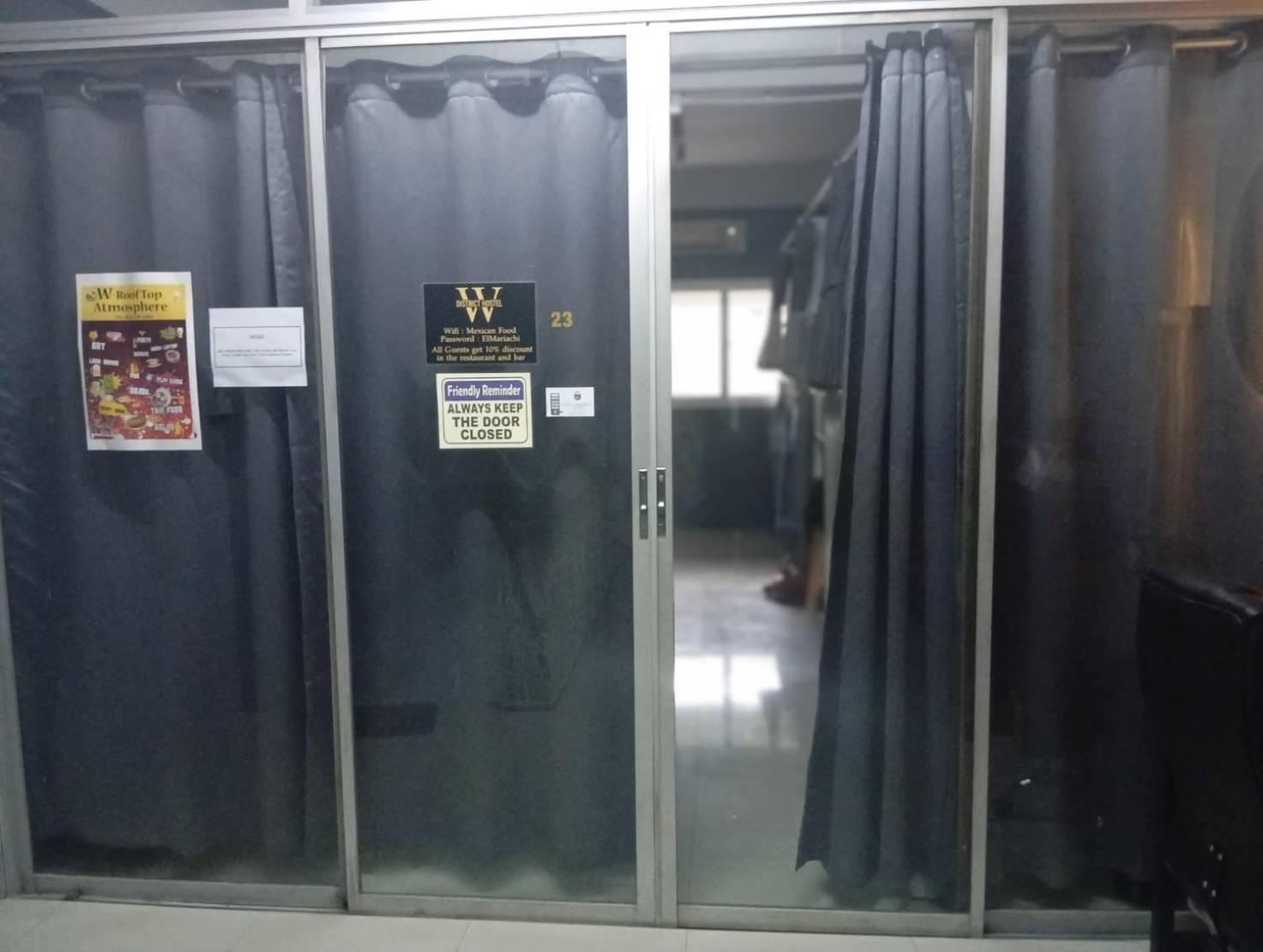 Butlers Wdh Hostel Bangkok Exterior foto